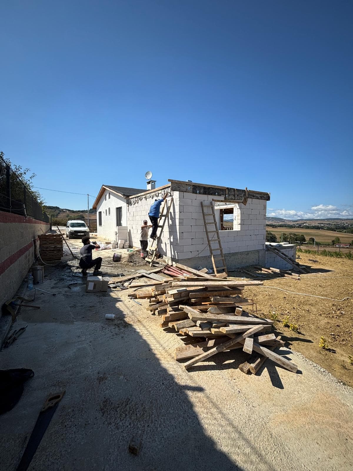 İskele kurulu küçük ölçekli yapı inşası