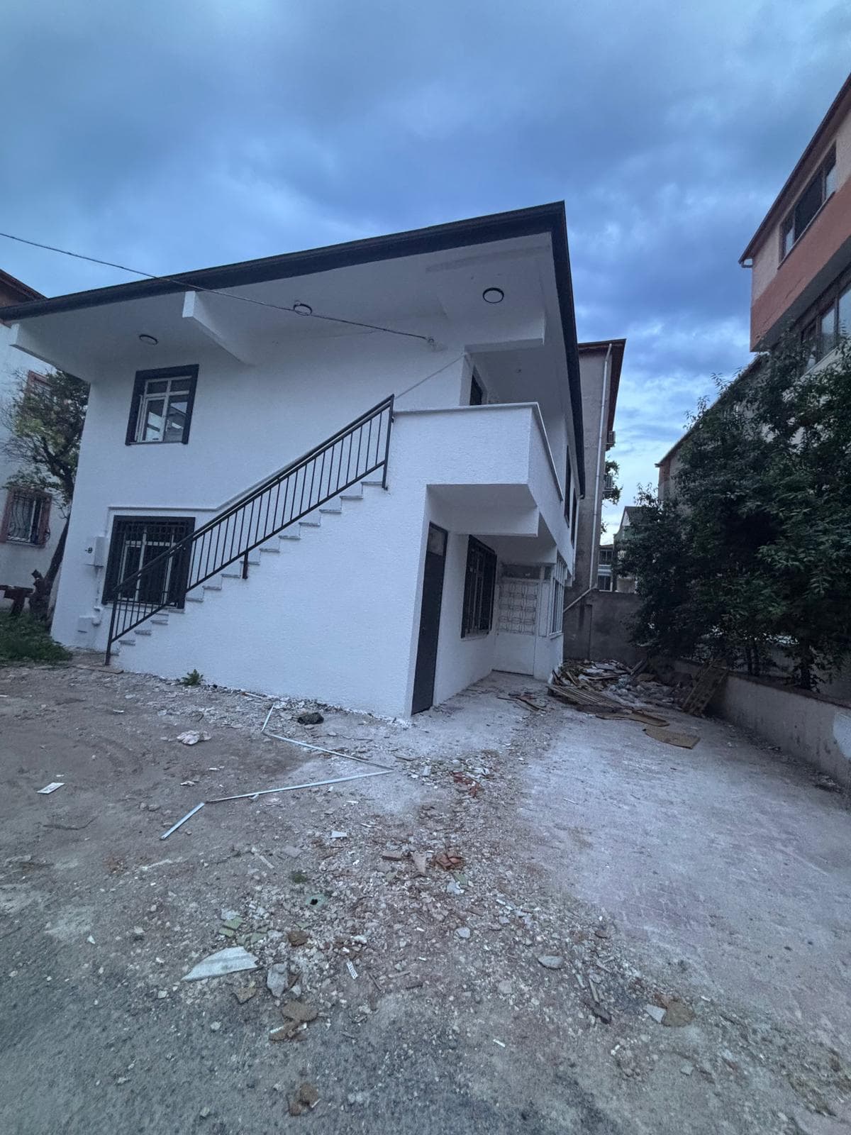 Merdivenli, sıvası devam eden bina cephesi