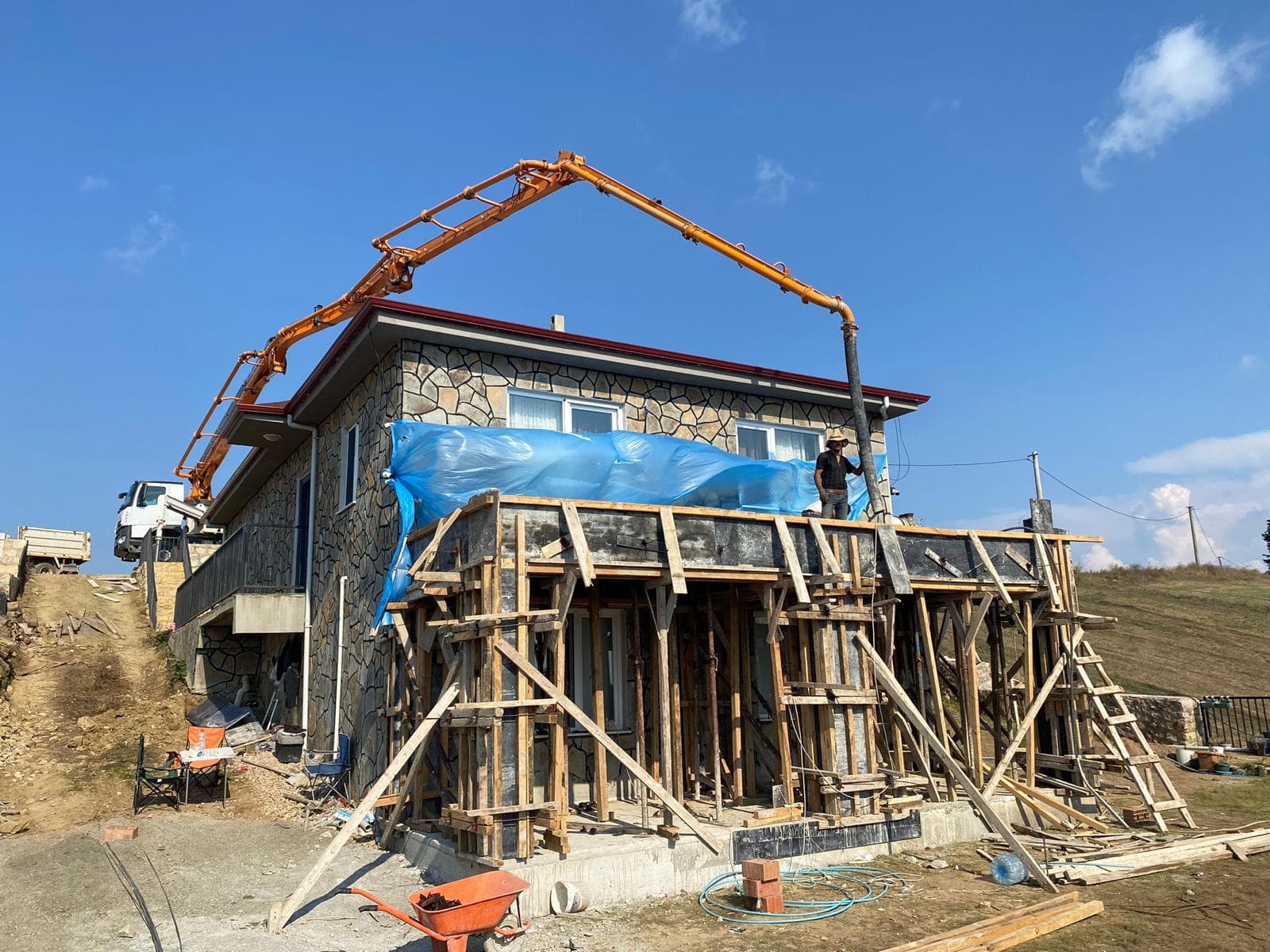 Beton pompasıyla üst kat teras dökümü