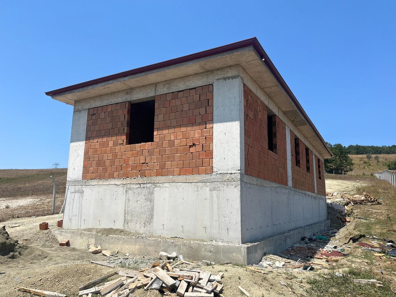 Tuğla duvar örümü aşamasında bir yapı